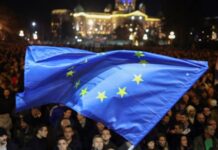 Белград: протестувальники намагалися потрапити до міської асамблеї, поліція застосувала сльозогінний газ