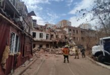 Сили РФ атакували Харків: «приліт» у житловий будинок, спалахнула пожежа, є поранені – влада