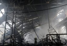 Київ: під завалами складської будівлі знайшли дев’ятого загиблого