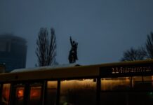 У Києві демонтували пам’ятник більшовицькому діячеві Миколі Щорсу (фоторепортаж)