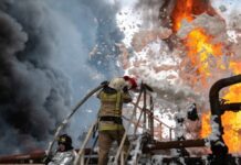 Росія: у Москві горить завод спеціальних автомобілів