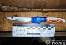 Вдарила ножем у спину: криворізькі правоохоронці затримали 44-річну нападницю