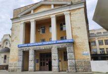 У Донецьку палає корпус університету: там могли базуватися окупанти (відео)