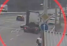 На Слобожанському проспекті у Дніпрі Peugeot потрапив під колеса вантажівки