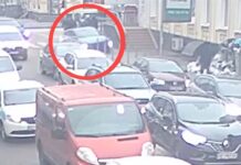 У центрі Дніпра Hyundai ледь не збив людей на тротуарі та зніс антипаркувальні стовпчики: подробиці