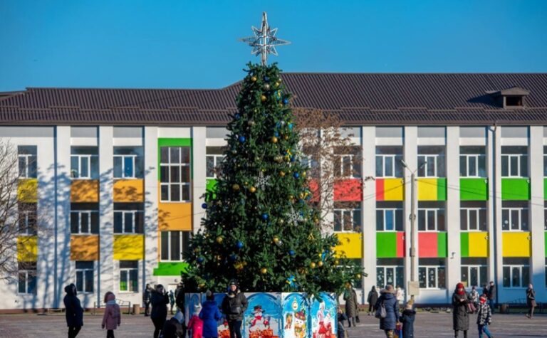 «Відсвяткуємо після Перемоги», – у Камʼянському не буде новорічної ялинки