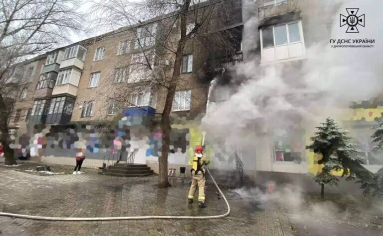 Рятувальники Кривого Рогу ліквідували пожежу в чотирьохповерховому житловому будинку