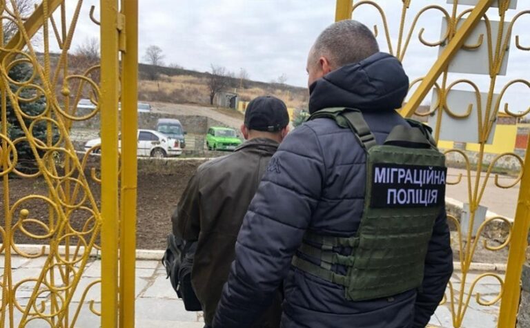 Поліцейські Дніпропетровщини видворили колишнього вʼязня-росіянина з країни