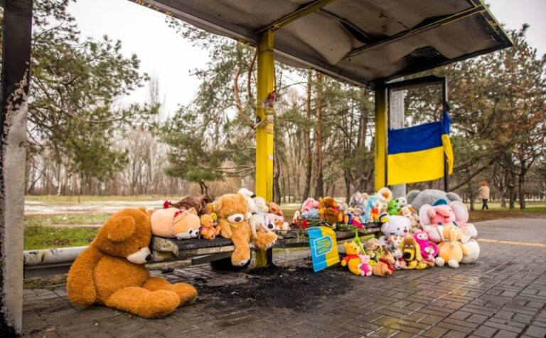 Навмисний підпал чи випадковість: правоохоронці встановлюють причину займання зупинки-меморіалу у Дніпрі