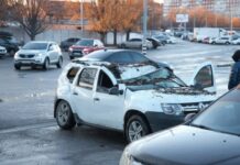 Неподалік ТЦ «Караван» у Дніпрі дерево мало не розчавило дві автівки та людину