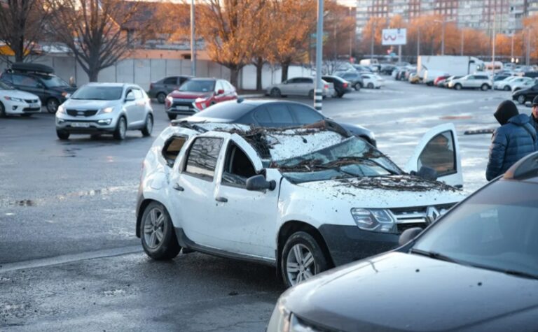 Неподалік ТЦ «Караван» у Дніпрі дерево мало не розчавило дві автівки та людину