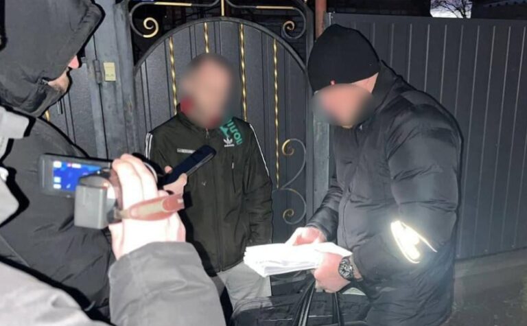 Ошукали волонтерів та військових на 1,2 мільйона гривень: у Дніпрі затримали групу шахраїв