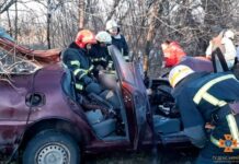 У Кам’янському районі рятувальники деблокували водія з понівеченої внаслідок ДТП автівки