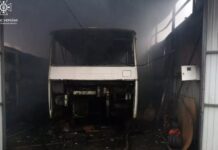 У Павлограді згорів гараж із двома автобусами всередині