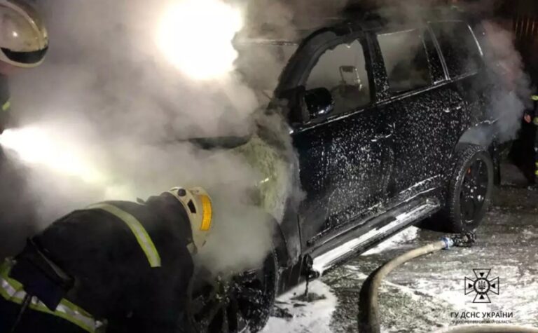 У Дніпрі надзвичайники ліквідували пожежу в автомобілі