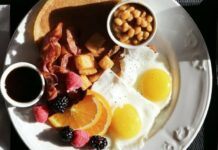 Цих помилок щодня припускаються багато українців: 5 продуктів, які не можна їсти разом із яйцями