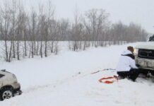 Що робити, якщо авто застрягло взимку на безлюдній дорозі: як не замерзнути, чекаючи на допомогу