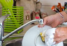 Не мийте посуд у гостях: чому не можна цього робити
