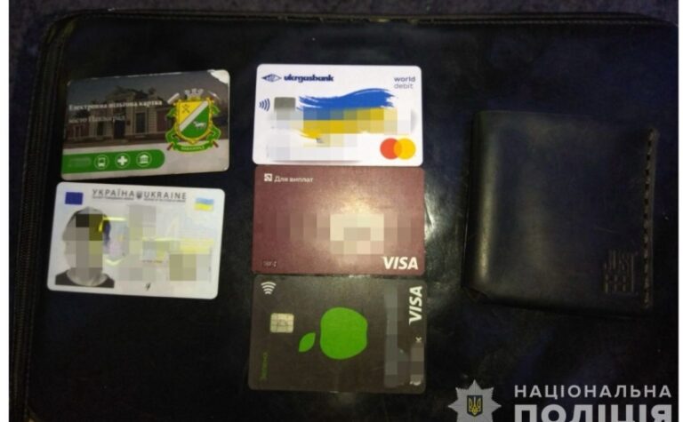 Поліцейські Павлограда затримали двох юнаків за розбійний напад на 35-річного чоловіка