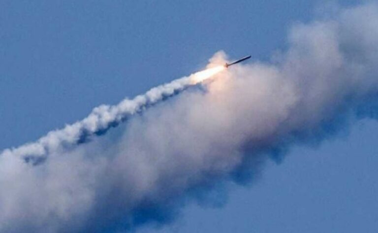 Ввечері над Дніпропетровщиною збили ракету, а у ніч на 19 грудня обстрілів зазнала Нікопольщина