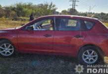 Розбив скло та накинувся з кулаками на власника автомобіля: на Дніпропетровщині поліцейські повідомили про підозру 25-річному чоловіку
