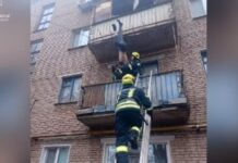 У Кривому Розі рятувальники спустили з балкону чоловіка