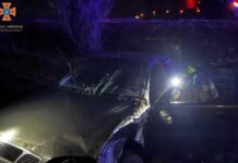 У Дніпровському районі сталася ДТП: водій отримав травми