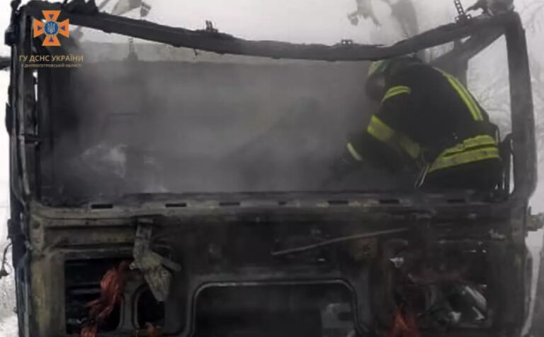 У Кам’янському районі зайнявся вантажний автомобіль