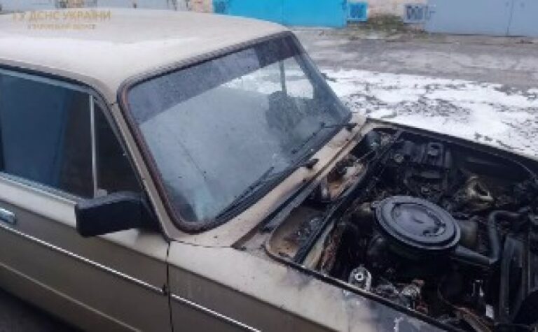 Коротке замикання у електромережі: у Запоріжжі на тимчасовій зупинці зайнявся легковик