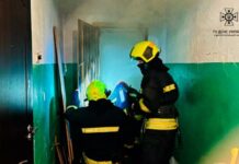 У Дніпрі надзвичайники врятували чоловіка з палаючої квартири