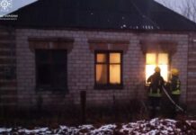 У Кривому Розі вогнеборці під час пожежі врятували двох чоловіків
