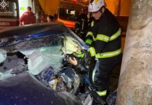 Не впоралась із керуванням: у Дніпрі надзвичайники деблокували жінку з понівеченого легкового автомобіля