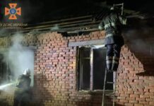 Горіли домашні речі та покрівля: у Пологівському районі зайнявся житловий будинок