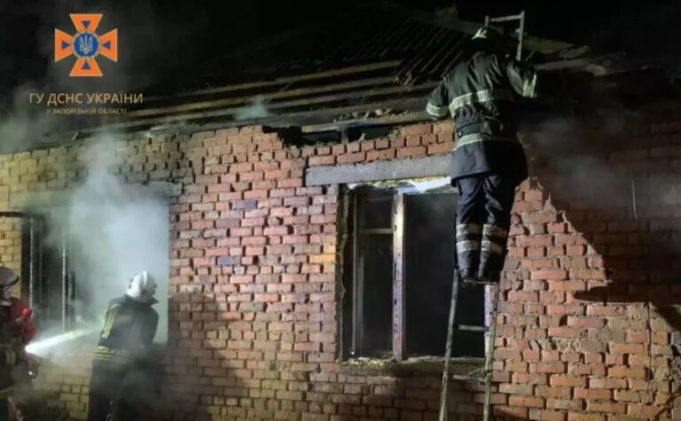 Горіли домашні речі та покрівля: у Пологівському районі зайнявся житловий будинок