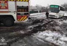 У Синельниківському районі з’їхав з дороги та застряг пасажирський автобус