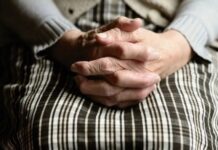 За знущання над матір’ю судитимуть жителя Першотравенська: поліція завершила досудове розслідування відносно кривдника