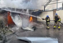 У Нікополі рятувальники ліквідували пожежу на території приватного домоволодіння, яка виникла внаслідок ворожого обстрілу