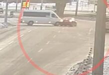 На вулиці Володимира Великого у Дніпрі зіштовхнулись маршрутне таксі та Volkswagen