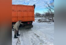 У Новомосковському районі поліцейські продовжують допомагати водіям долати негоду