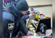 Незаконний продаж електронних сигарет: поліцейські Дніпра вилучили продукцію на 400 тисяч гривень