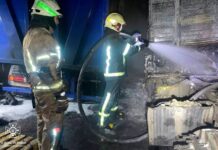 Згоріли вщент: рятувальники Дніпра ліквідували пожежу в ангарі з двома вантажівками