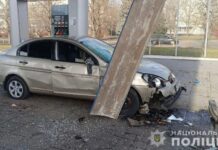 Через ворожі обстріли постраждали троє нікопольців: поліція Дніпропетровщини працює на місцях влучань