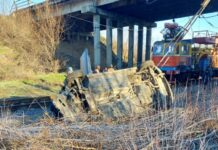 Загоряння газогону: на Дніпропетровщині автівка злетіла з мосту на залізничну колію