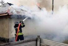 Площа пожежі 70 кв. м: у Дніпровському районі зайнявся дах житлового будинку