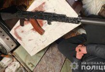 У Синельниківському районі поліцейські викрили сховок з гранатами, автоматом Калашникова з патронами та канабісом