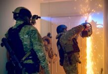 У Чернігові спецпризначенці затримали людей, які запускали феєрверк із балкона (відео)