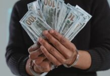 Конвертувала 123 млн грн у готівку та ухилилась від сплати податків: у Запоріжжі судитимуть зловмисницю