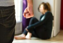 Вчиняли сварки і погрожували: поліцейські Дніпра оголосили про підозру двом місцевим мешканцям за фактами вчинення домашнього насильства