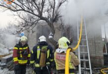 У Запоріжжі під час пожежі надзвичайники врятували 52-річного власника будинку