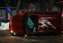 У Дніпрі на Січеславській Набережній перекинувся Ford: подробиці ДТП з чотирма постраждалими